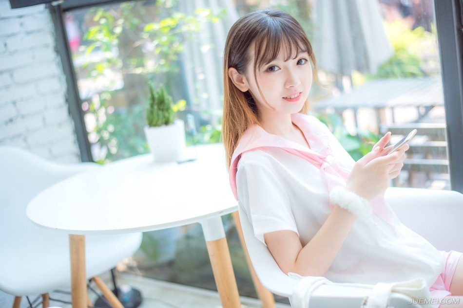 “喏！”小校点点头，神色慌急道：“回将军，泠苞被刘璝说降，如今已经打开城门，庞统、魏延已经带着兵马杀进城来，将军，我们该怎么办？”